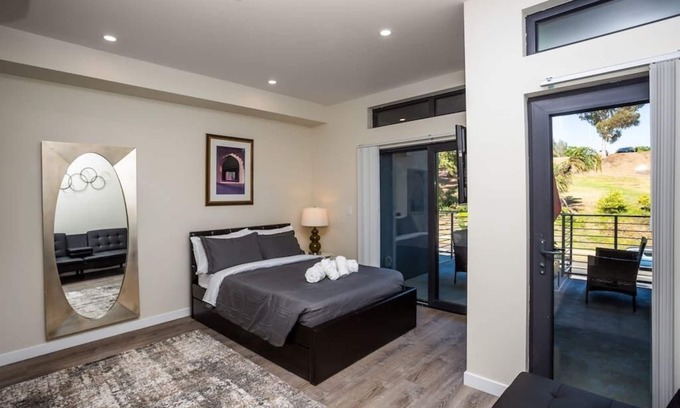 Bankers Hill Apartment | Awesome Balboa Park View with Huge Balcony in SD