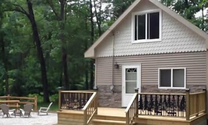 Wellston Cabin | AWESOME CABIN CLOSE TO BEACHES, CASINO, CANOEING, AND HIKING!!