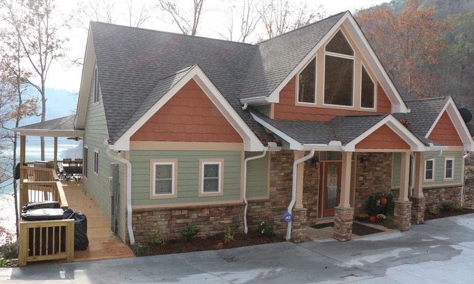 Lakeside Estates House | AWESOME COMFORT AND VIEW! All your wants are in this home.