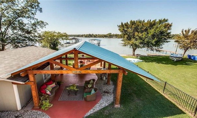 Azle House | Awesome, family-friendly lake house.