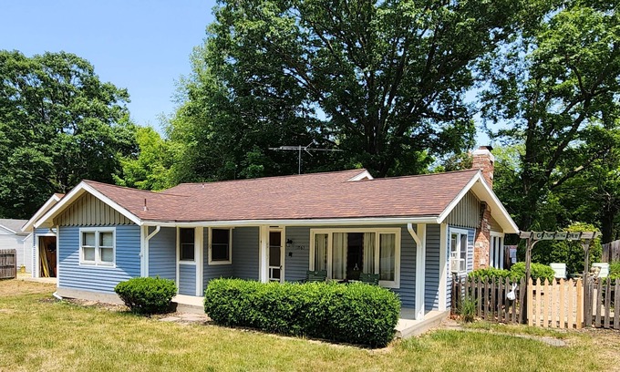 Harbert Cottage | Awesome Harbor Country Cottage with Hot Tub - Close To Everything!