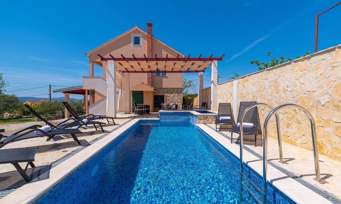 Sikovo House | Awesome home in Sveti Filip i Jakov