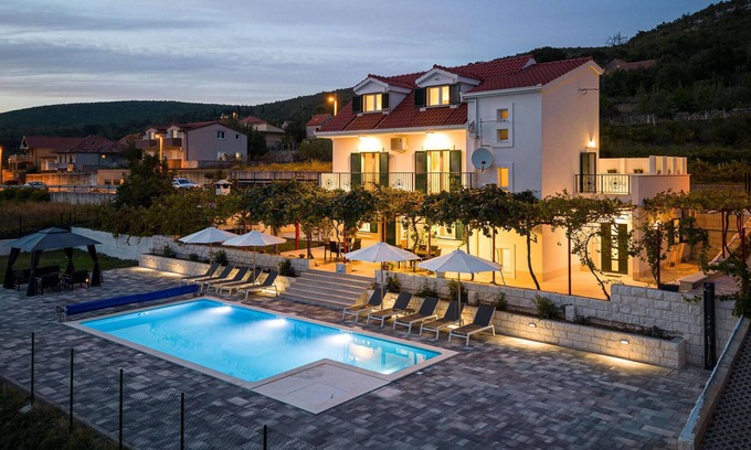 Dicmo House | Awesome home in Dicmo Prisoje