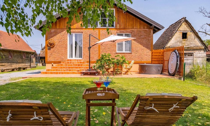 Jasenovac House | Awesome home in Drenov Bok with jacuzzi