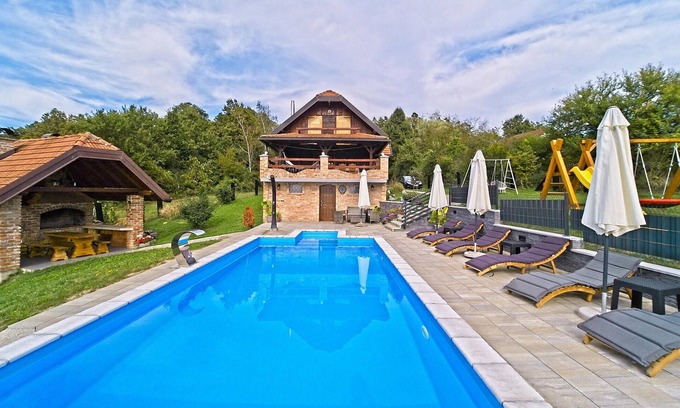 Breznik Plesivicki House | Awesome home in Dubranec with WiFi