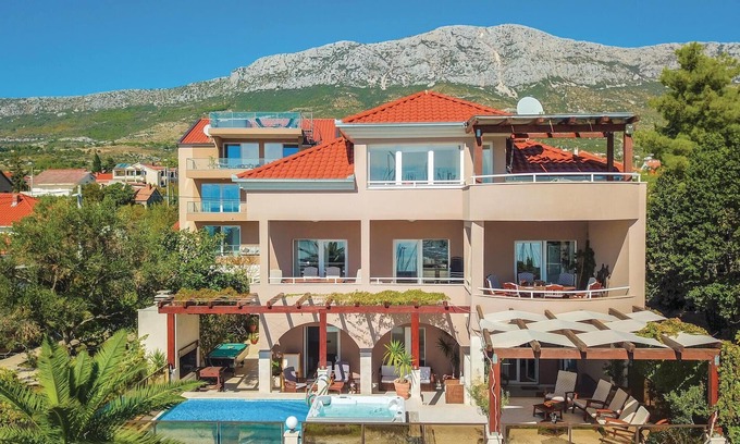 Kastel Gomilica House | Awesome home in Kastel Gomilica