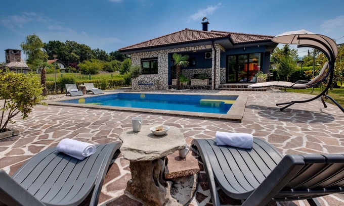 Jakovlje House | Awesome home in Igrisce with WiFi