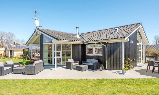 Pøt Strandby House | Awesome home in Juelsminde with WiFi