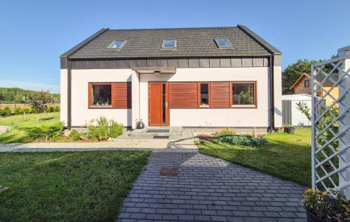 Miroszewo House | Awesome Home In Nowe Warpno With Wifi
