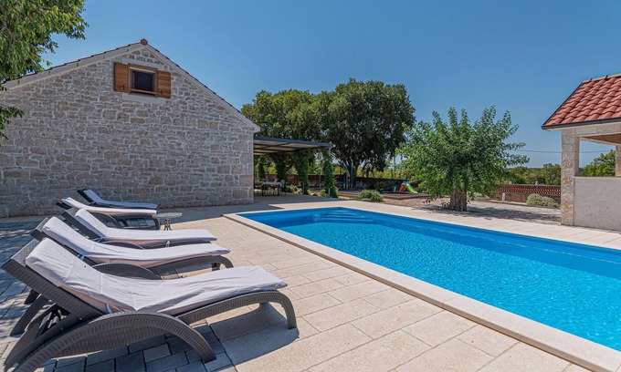 Drnis House | Awesome home in Pakovo Selo with WiFi