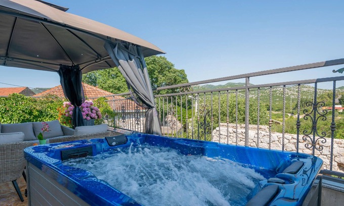 Ploce House | Awesome home in Ploce with jacuzzi