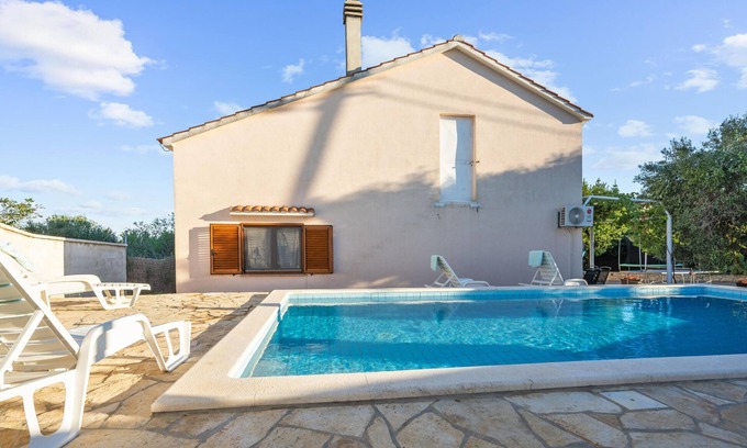 Tinj House | Awesome home in Tinj with jacuzzi