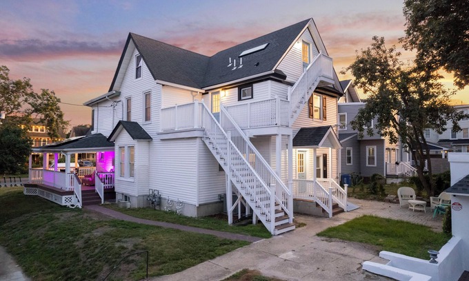 Asbury Park House | Awesome location and awesome top floor apartment near the ocean & boardwalk.