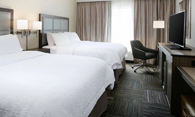 Mason City House | Awesome Queen Room for a Group Vacation