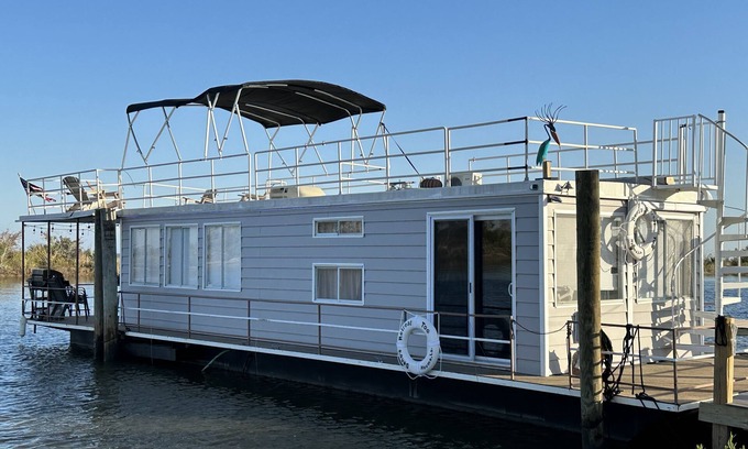 Cocodrie Boat Rental | Awesome retreat on the water with sunrise