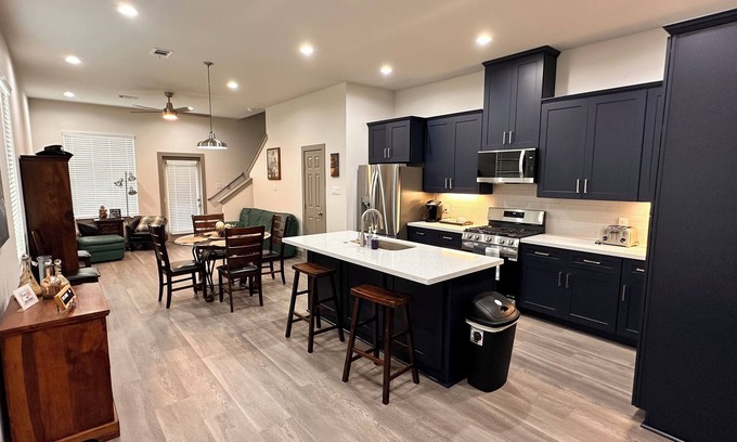 Spring Branch West House | Awesome Stay with Backyard in a New Duplex by City Center, Memorial I-10 & BW-8