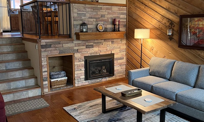 Four O'Clock House | Awesome Townhome Near Snowflake Lift-Short walk to Town!