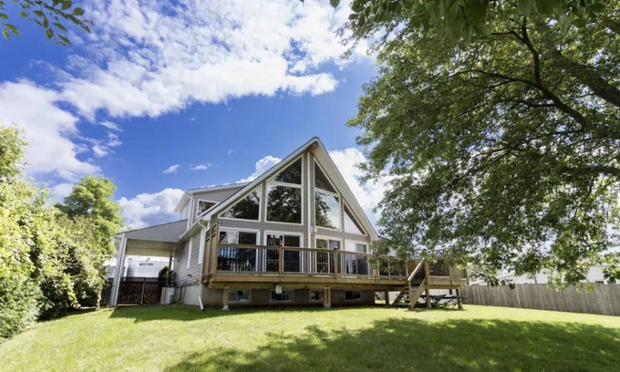 Adolphustown Cottage | ★ Awesome Waterfront Cottage ~ 4 BR ~ Near Prince Edward County & Wine Region