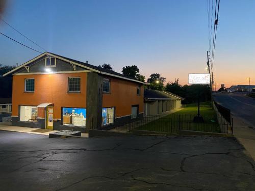 Berryville Hotel | Aya's Blossoms Inn
