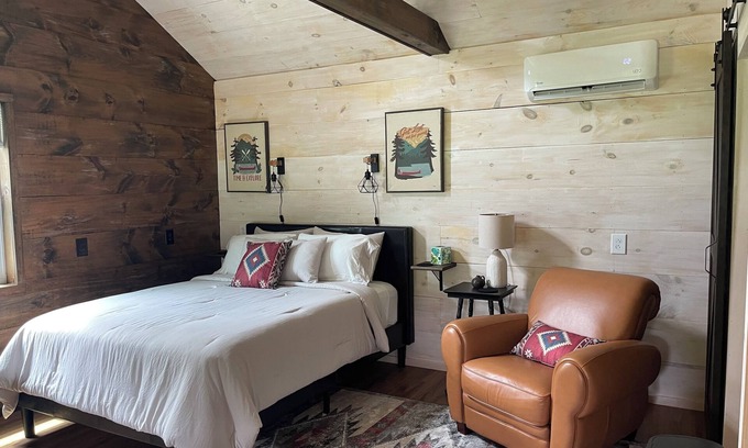 Painted Post Cabin | Ayers' Acres ~ Cabin 4, cozy cabin for 2 near Corning-Watkins Glen-Finger Lakes