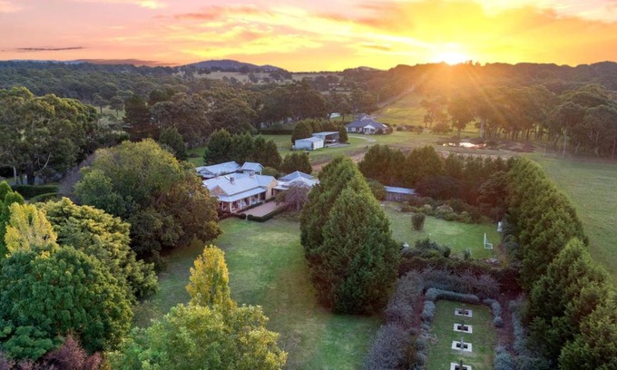 Mittagong House | Aylmerton House and Cottage for 14 Southern Highlands