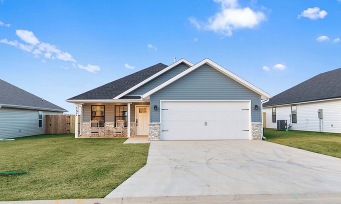 Duenweg House | Azalea Street Retreat - Family Friendly