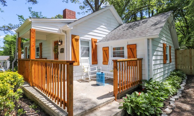 Greensboro Cottage | ⭐️Azaleas Cottage⭐️ 🐕🏟️📚🍔🏊‍♀️