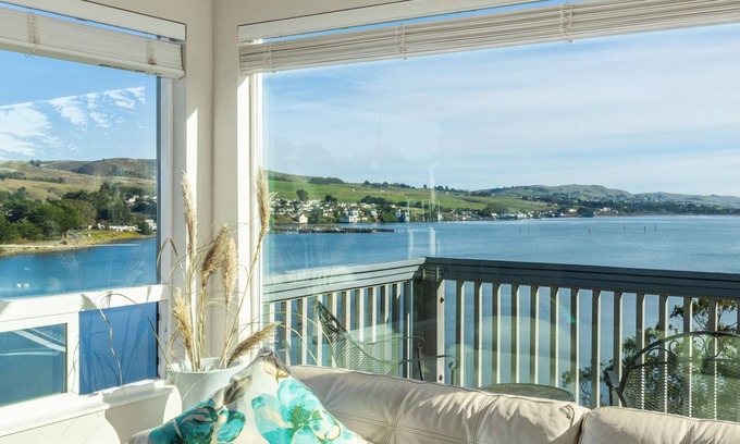 Bodega Bay House | Azul Casa Sereno By The Sea: Luxurious Cal King, Eastern King, and 2 Queen Beds!
