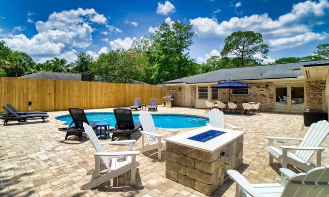 Beauclerc House | ~Azure Luxury Landing Sleeps 10 Heated Pool~