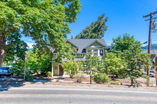Hood River House | Azusa House