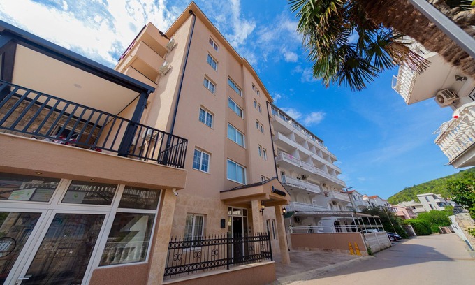 Maini Apartment | Azzuro Apartments
