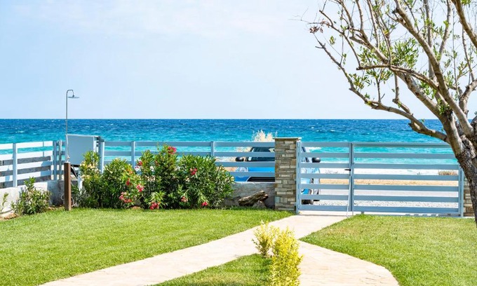 Nea Propontida House | Azzurro seafront houses