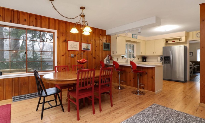South Haven House | B and B's Beach House Accommodates Eleven Guests In 5 Bedrooms 2 Full Baths!