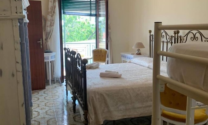 Postiglione Bed & Breakfast | B&B Casa Franca - Double room with balcony and private bathroom