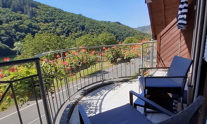 Ediger Apartment | B&B Haus Moselliebe - Comfort room with balcony and Moselle view