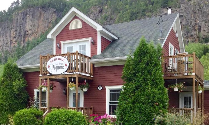 Petit-Saguenay Bed & Breakfast | B&B Les Deux Pignons