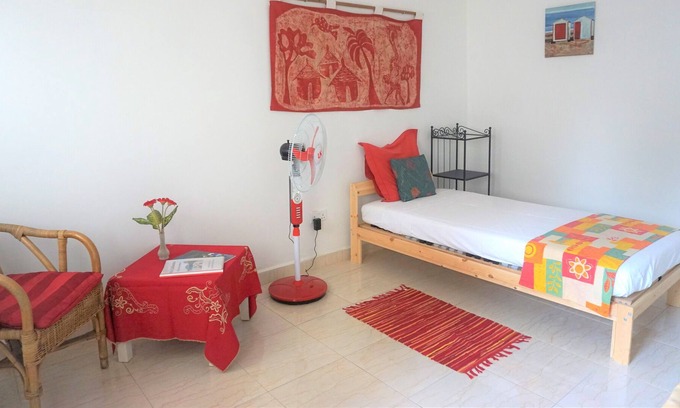 Serrekunda Bed & Breakfast | B & B Villa Calliandra, comfy single room with balcony, pool and garden