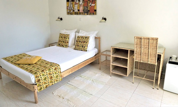 Serrekunda Bed & Breakfast | B & B Villa Calliandra, sunny room with pool view and tropical garden