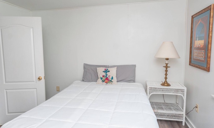 Shoreline Park Apartment | B Bayou Waterfront Cozy Apartment B