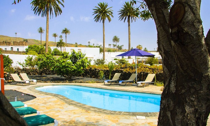 Haria Cottage | B & BLola y Juan: Room with private bathroom and heated pool "ALACENA"