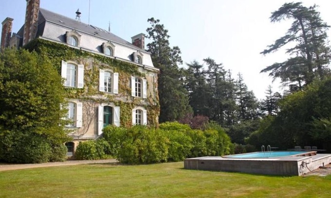 Brissac Loire Aubance Hotel | B & Brissac, Mansion on wooded estate