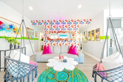 North Hollywood Apartment | B- InstaWorthy & Family-Friendly NoHo Gem- Near Universal & Hollywood with Parking, Games, and Hot Tub