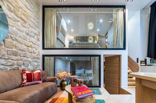 Arsenal Apartment | B Luxe Triplex, Cinema Near Place des Vosges AC