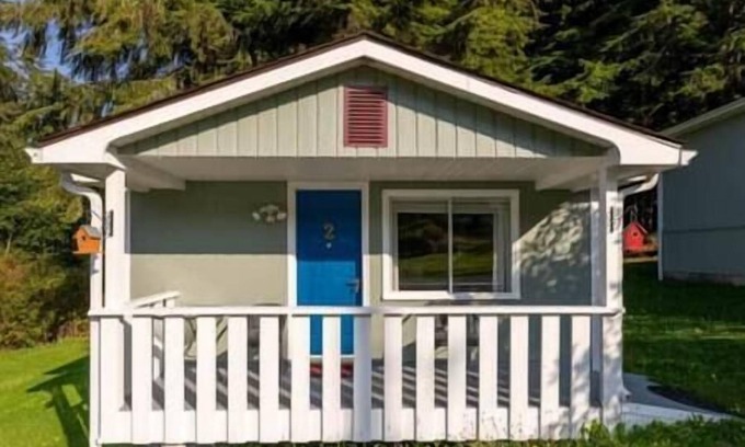 Alert Bay Cabin | (B) Queen's Cabin Comfort (non pet friendly)