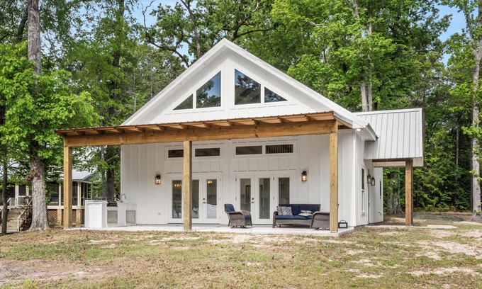 Negreet House | B's Bungalow- Family-Friendly-Near Adventure Park, Fishing & More!