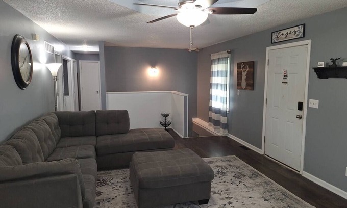 Johnson County House | B&S Creekside Retreat Lodging
