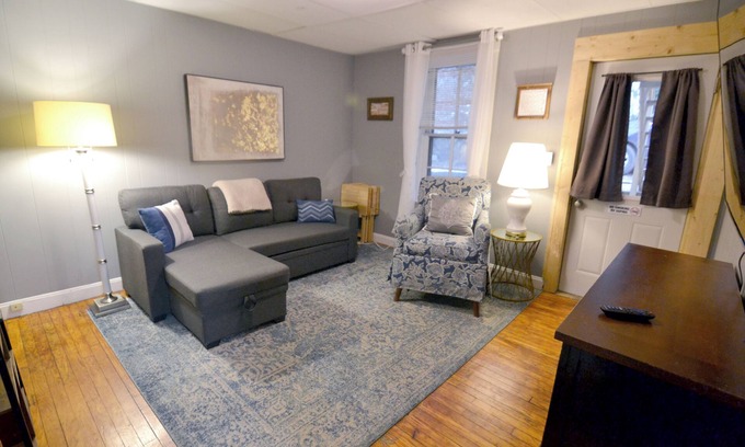 Bloomington Apartment | B-town Hangout