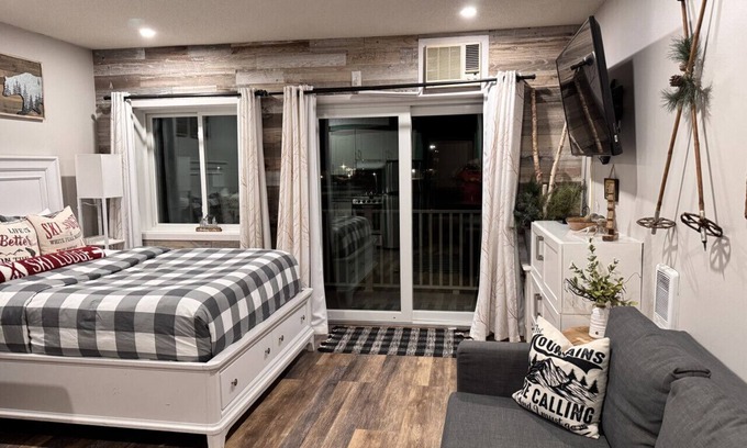 Lincoln Condo | B103 · Cozy Studio apt w/pool & hot tub Ski Loon Mountain