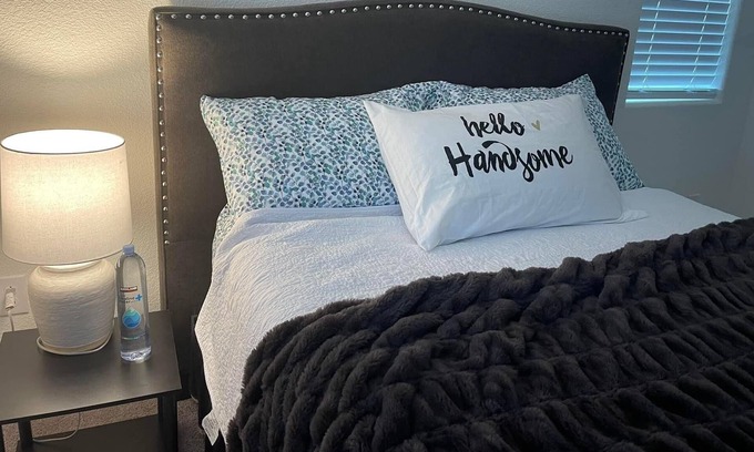 Roseville House | B3- Cozy queen bed at west Roseville