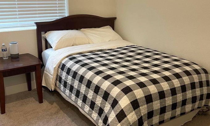 Roseville House | B4- Cozy room with private bathroom at west park